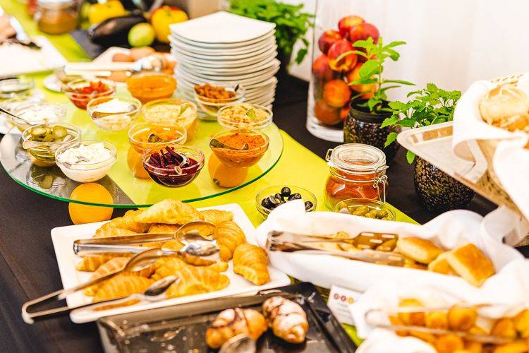 breakfast-larebenne-750px.jpg