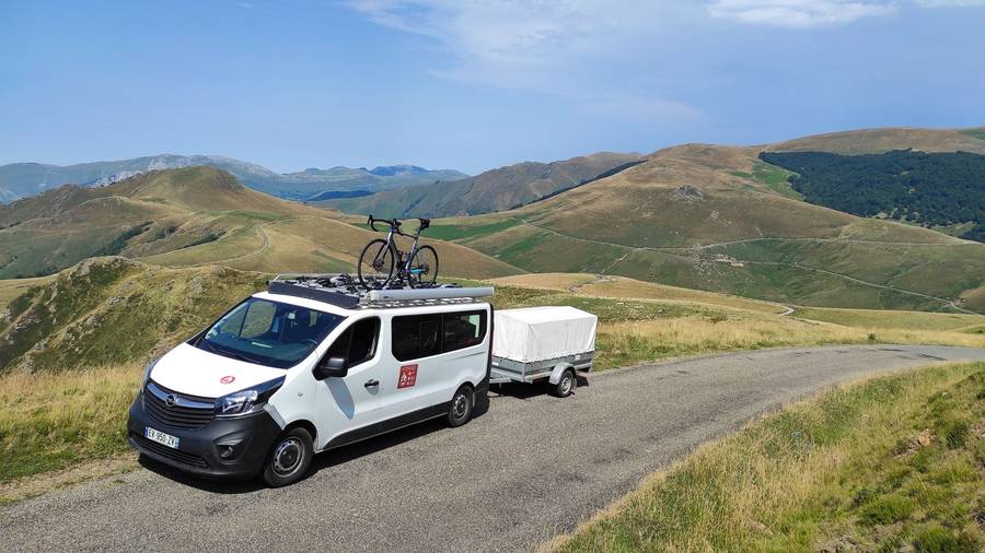 véhicule d'assistance avec remorque et galerie vélo dans les Pyrénées