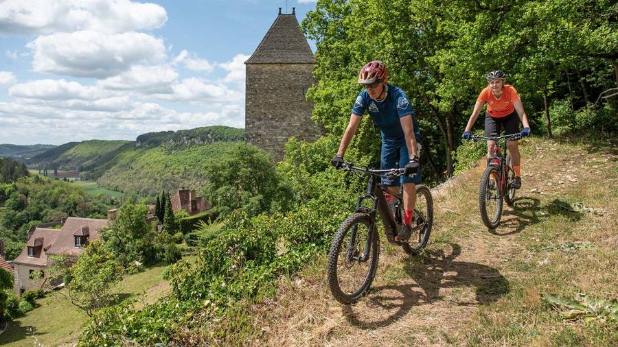 moniteur de VTT et sa cliente dans le Périgord