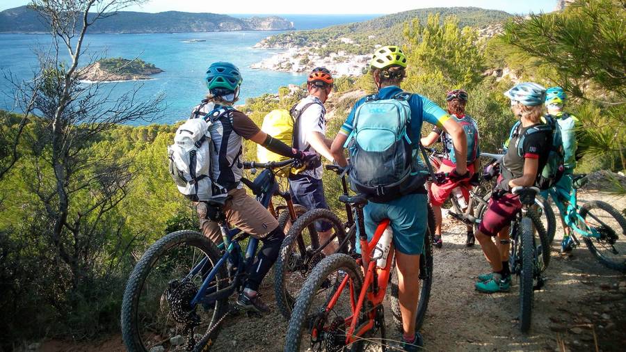 vététistes en bord de mer à Majorque