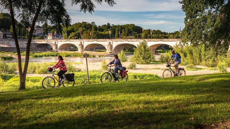 cyclistes à vélo le long de la Loire